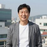 신동엽이 밝게 웃고 있는 사진 나이 56세
