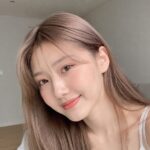 여름 애쉬브라운 헤어컬러와 밝은 분위기의 여성 이미지