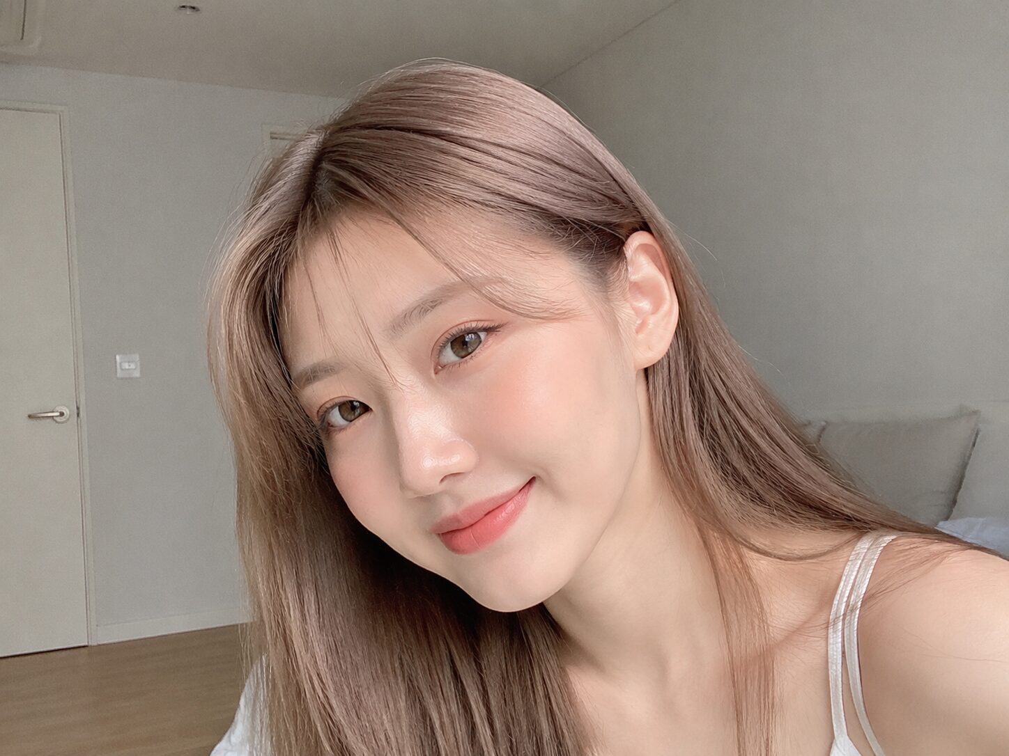 여름 애쉬브라운 헤어컬러와 밝은 분위기의 여성 이미지