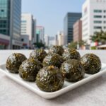 여름 소풍 도시락 묵은지 감태김밥 완성 사진 - 구운감태로 만든 김밥이 예쁘게 썰려 접시에 담겨 있다