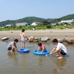 청도 군불로 여름 물놀이 완벽 후기 청도 군불로 여름 물놀이 캠프닉 평상에서 아이가 물놀이하는 모습