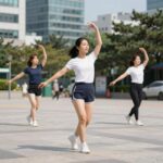 여름방학 다이어트를 위해 춤추며 운동하는 여성의 모습
