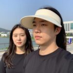 성인 플랩캡을 착용한 모습으로 자외선 차단 효과를 강조