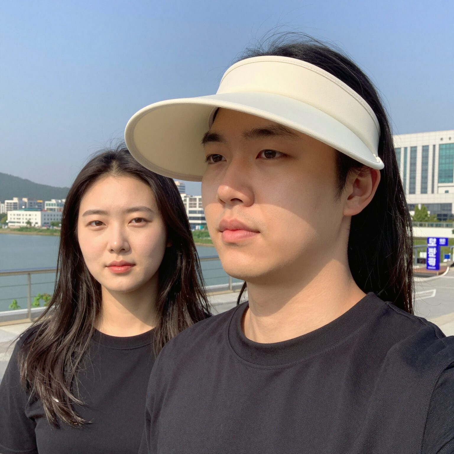 성인 플랩캡을 착용한 모습으로 자외선 차단 효과를 강조