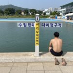수영장 수심 측정 게이지와 다이빙 위험 구역 표시