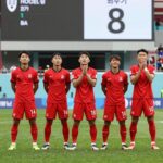 스위스 축구 대표팀 선수들이 경기장에서 기뻐하는 모습, 배경에 피파랭킹 8위 그래프