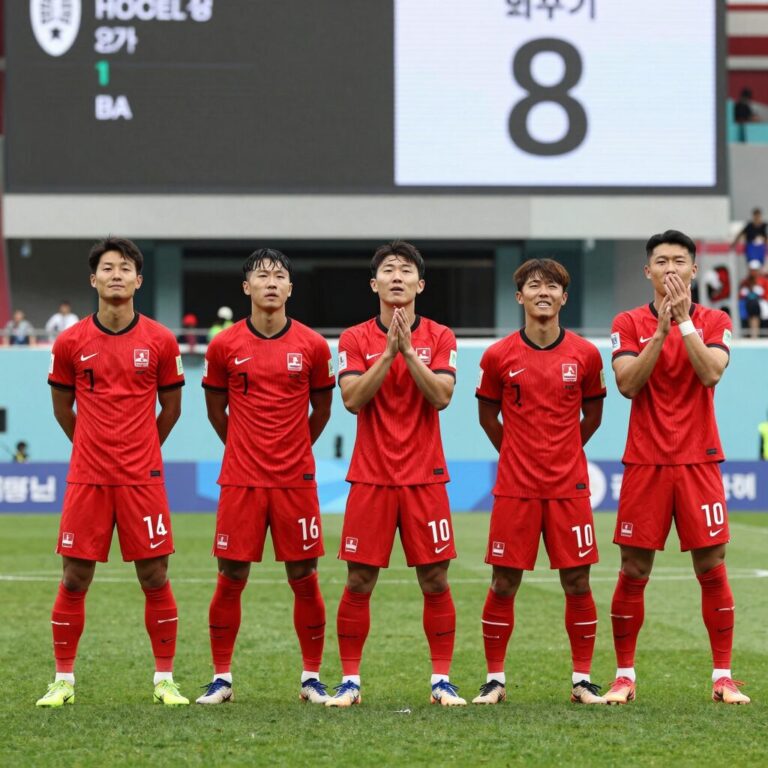 스위스 축구 대표팀 선수들이 경기장에서 기뻐하는 모습, 배경에 피파랭킹 8위 그래프
