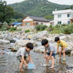 월악산레트로캠핑N민박 앞 계곡에서 아이들이 물놀이를 즐기는 모습