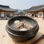 초가집 삼계탕 내부와 삼계탕 그릇