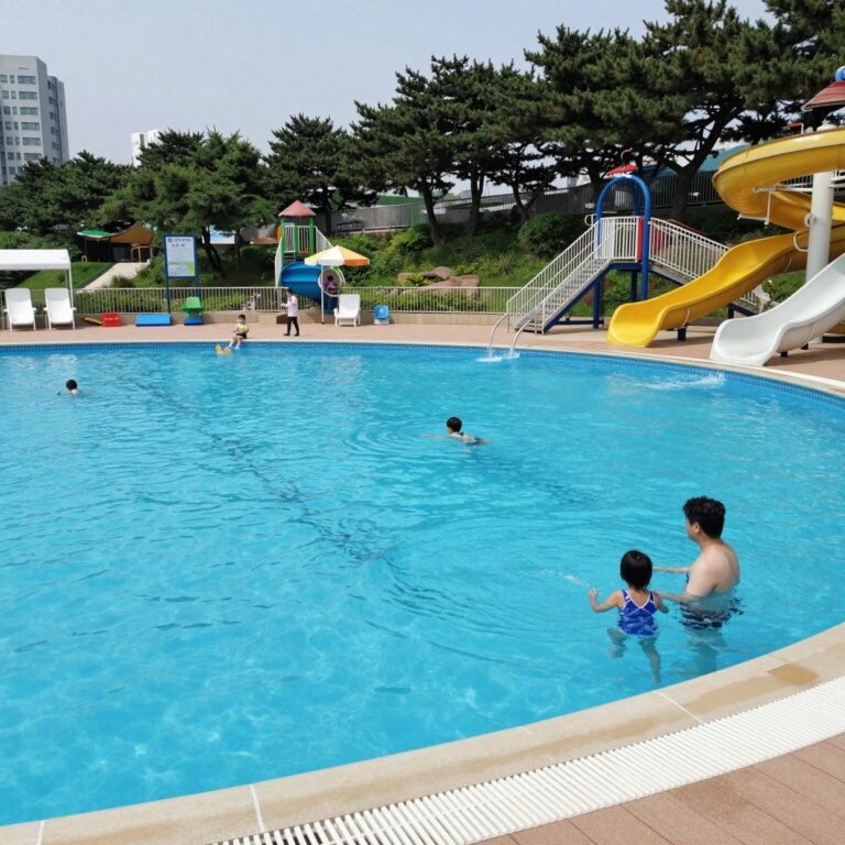 여수 밤바다힐링파크 야외 수영장 전경 유아풀과 워터슬라이드