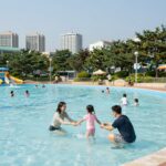 9월 워터파크 리조트에서 가족이 물놀이를 즐기는 풍경